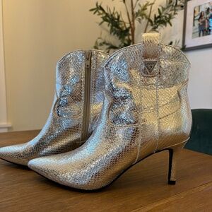 Guess Silver Metallic Western Ankle Boots Pointed Toe Heels Womens 7 Y2K